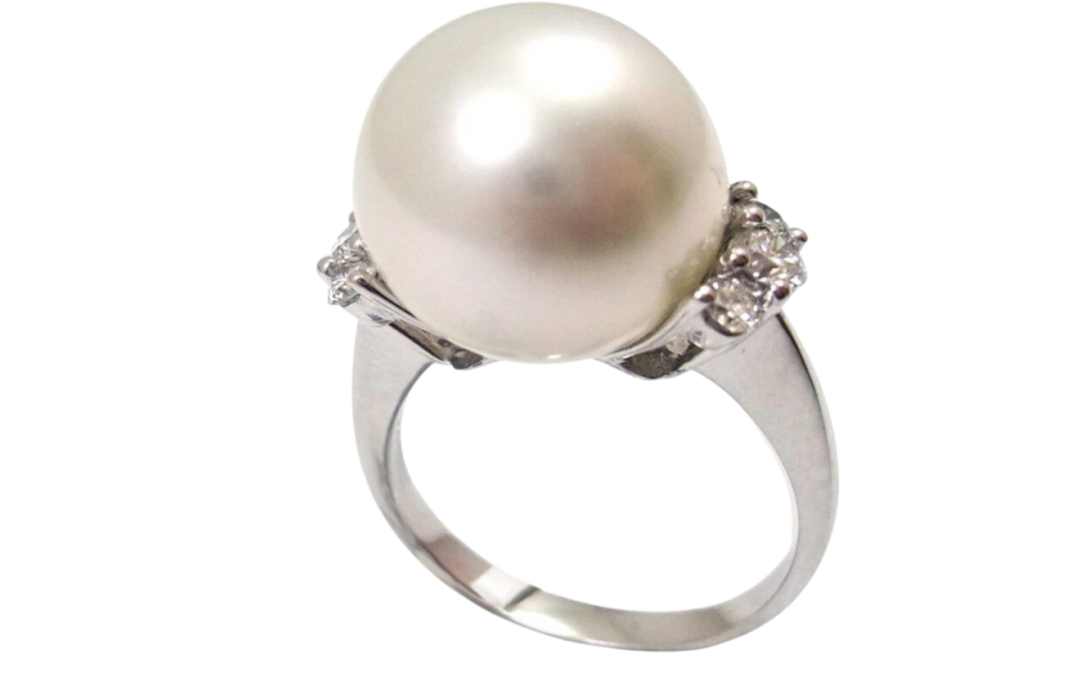 White South Sea Pearl and Diamond Ring