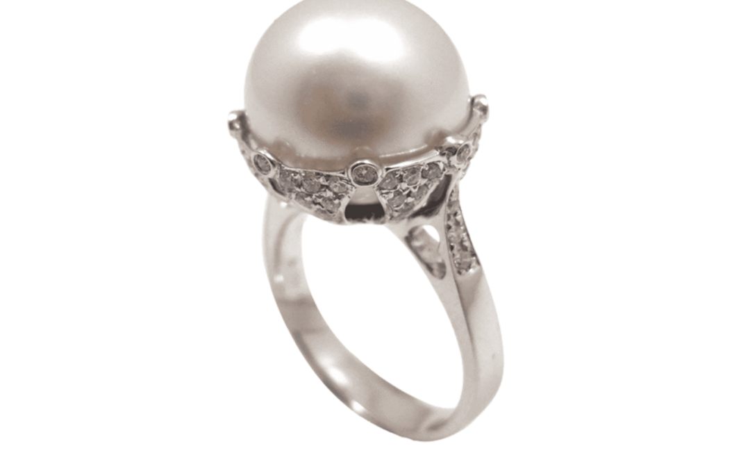 White South Sea Pearl and Diamond Suite